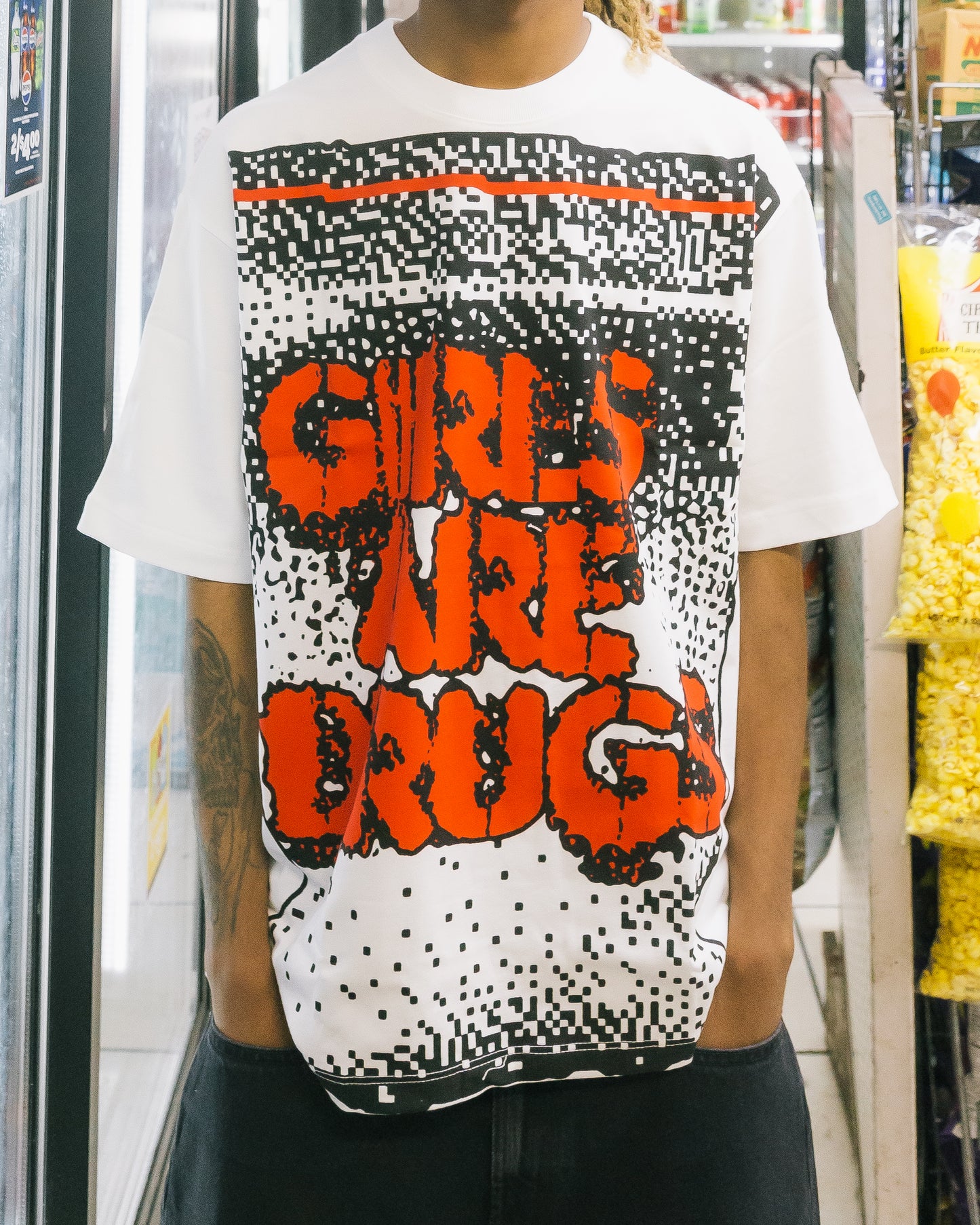 GIRLS ARE DRUGS [T-SHIRT] WHITE