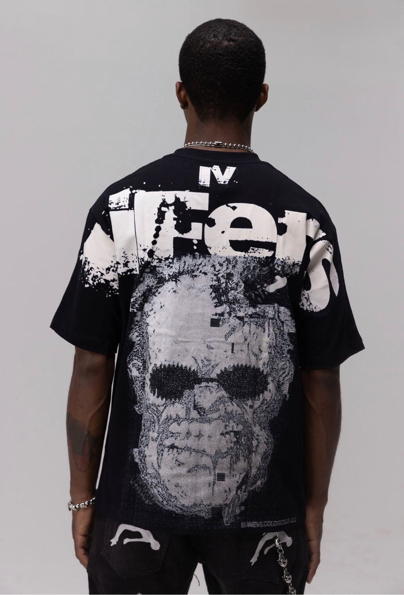 ESSENCE 26:8 T-SHIRT [BLACK]